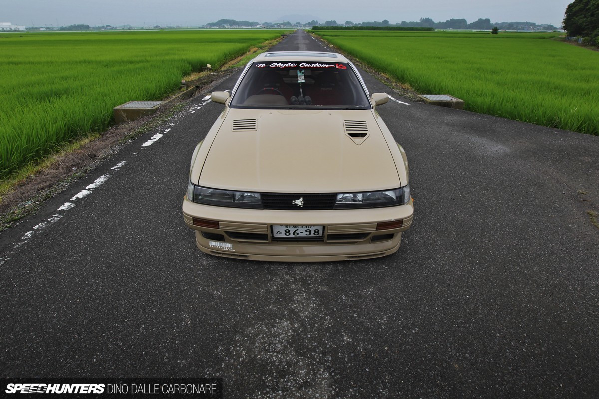 Close-up of the front wheel and fender of the Toyota Soarer Z20