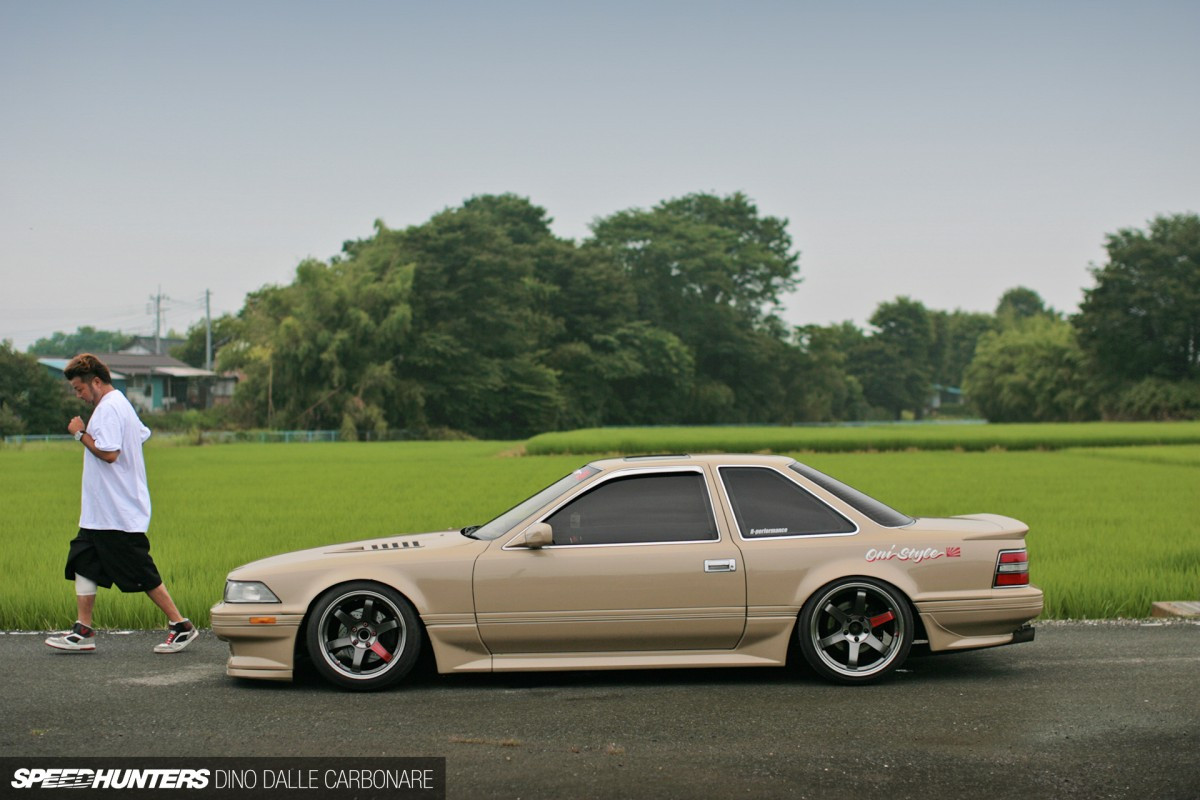 Side profile of the Toyota Soarer Z20 showcasing widened fenders