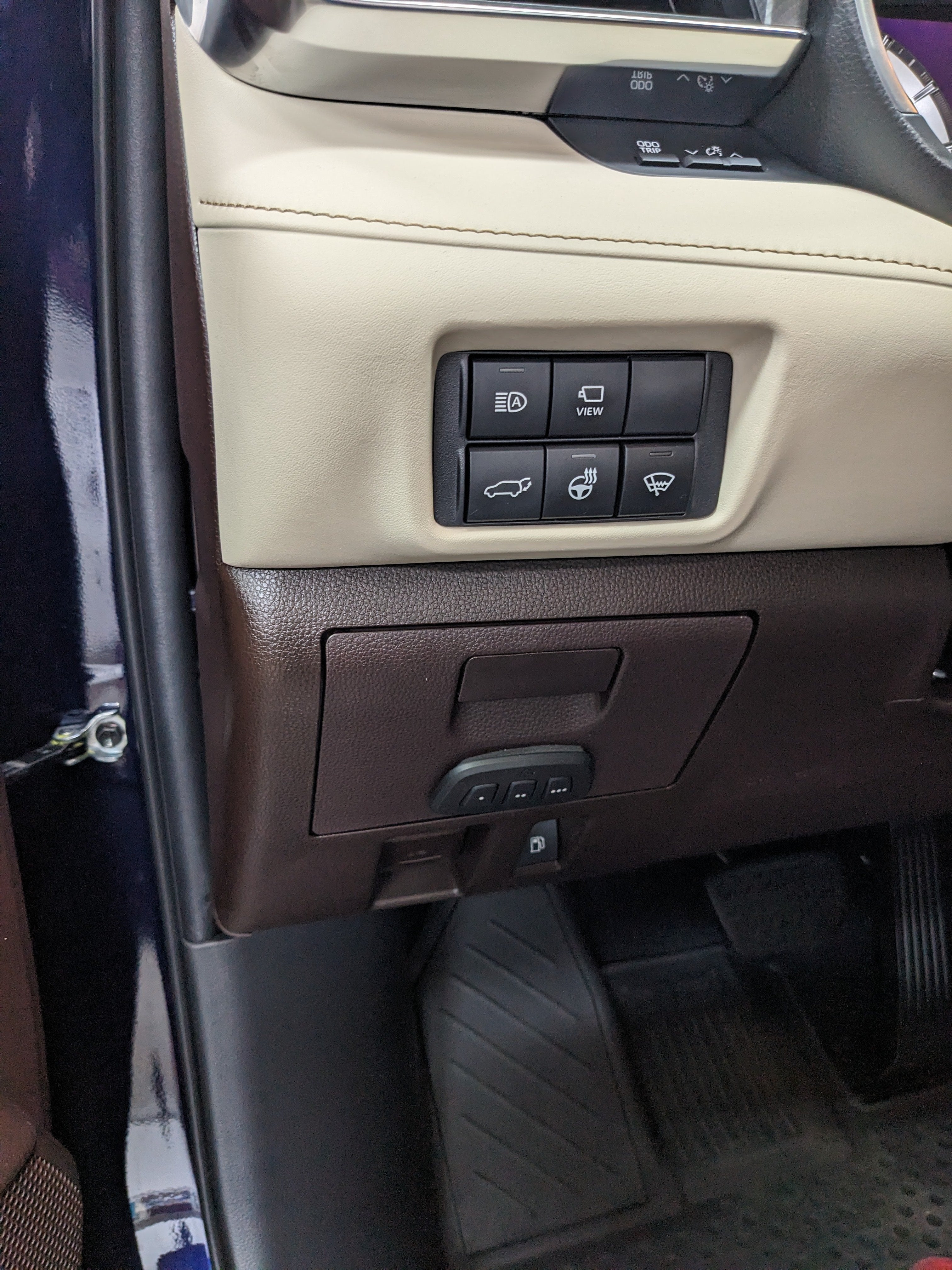 Vehicle Car Personal luxury car Family car Vehicle door