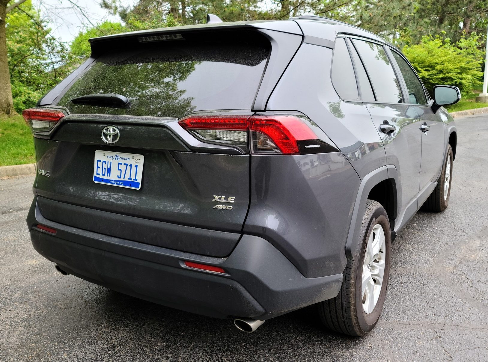 2021 Toyota RAV4 XLE AWD rear three-quarter