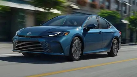 Two tone 2025 Toyota Camry XSE with Midnight Black Metallic roof and Ocean Gem bodywork