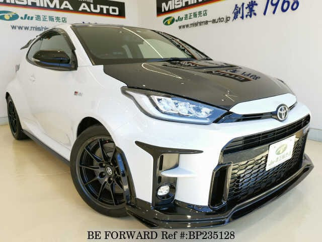 Toyota Yaris 2023 4WDGRMN GR frontside white displaying its sporty design