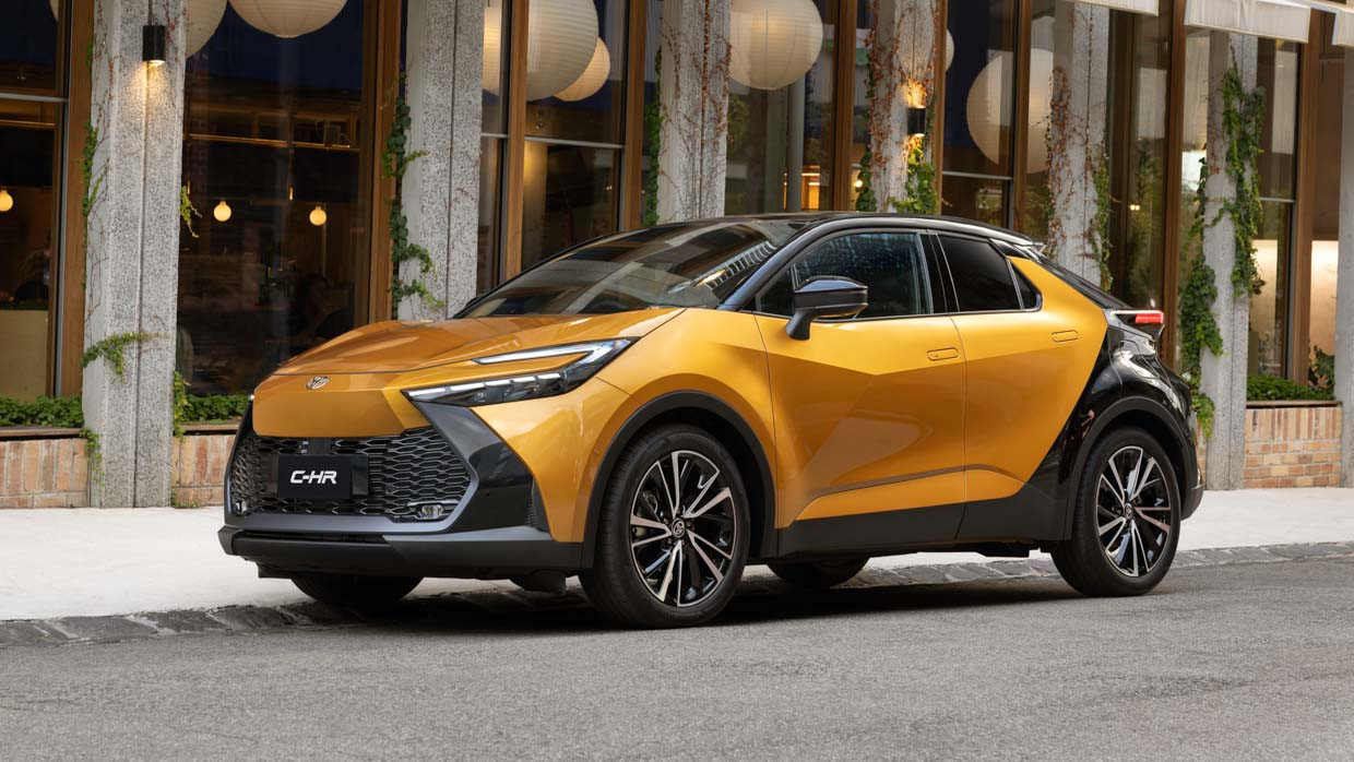 Toyota C-HR 2024 Koba front 3/4 city